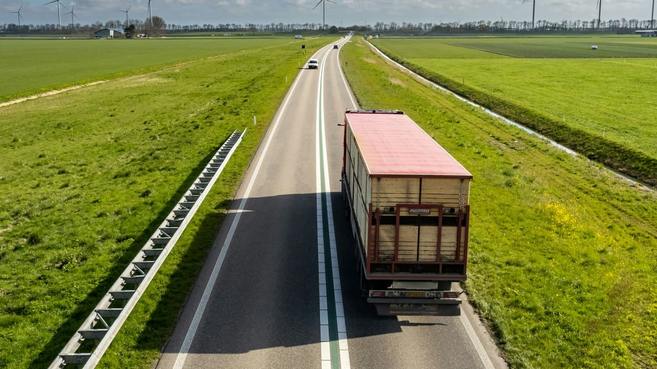 Vrachtwagen op de open weg tussen de velden